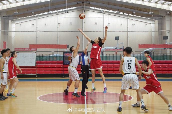 ue, 篮队员也在